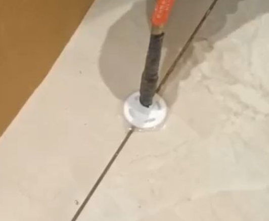 乐东瓷砖空鼓维修公司专业解答瓷砖在铺贴过程中，如果没有涂抹均匀到位的粘结材料（如水泥砂浆或瓷砖胶），可能会导致以下问题