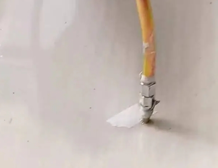 乐东瓷砖空鼓维修公司专业解答在瓷砖铺贴过程中，如果使用的砂料过粗（如全部使用了粗砂），可能会导致以下问题