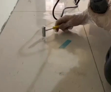 乐东瓷砖开裂维修公司专业分享瓷砖在铺贴前如果没有沥干水分，将会导致以下问题